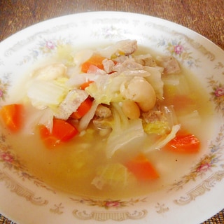 白いんげんと白菜、ソーセージのスープ